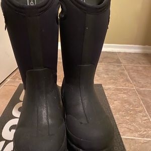 Boys size 1 Bogs winter boots